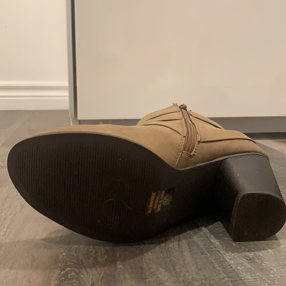 Women’s heeled boots, size 10. - Picture 9 of 9